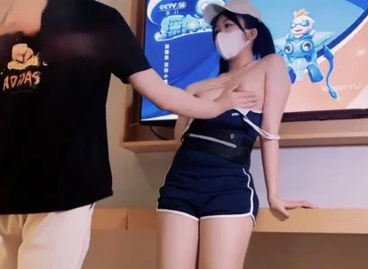Người bán TV xinh đẹp với chàng khách hàng may mắn