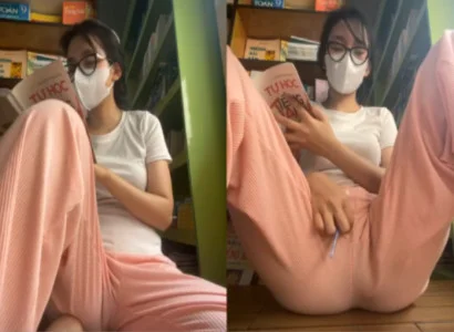 Cô nàng vừa đọc sách vừa chơi sextoy trong lồn