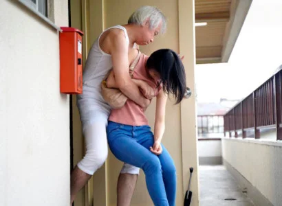 Cô gái mới cưới bị bố chồng già quấy rối