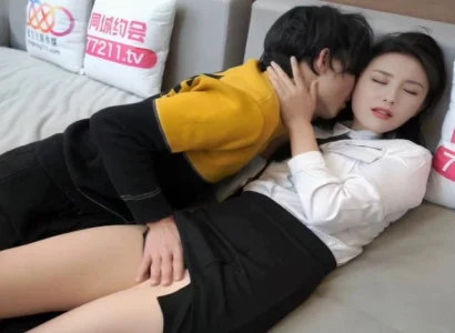 Cô gái văn phòng xinh bí mật làm tình với sếp vì tiền
