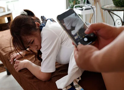 Cô nhân viên triệt lông ngay tại đó đè ra hiếp