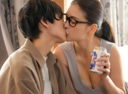 Anh chàng vừa mất người yêu vì bị cắm sừng được chị hàng xóm an ủi hết mình