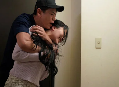 Nữ ca sĩ bị fan cuồng lạm dụng tình dục vì vẻ đẹp không lối thoát