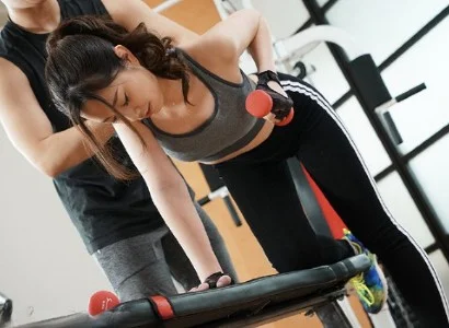 Người phụ nữ thiếu thốn và anh PT may mắn lên giường với nhau